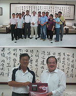 　上圖：莒光鄉長柯玉官、東引鄉長馮印樂與三重市長李朝龍合照。下圖：柯玉官鄉長與李朝龍市長合照，互送馬祖酒禮盒。（圖：莒光鄉公所提供）