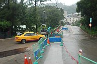 馬祖民俗文物館前三岔口道路因施工關係,只剩下一線道通行,駕駛人反映較不方便。施工廠商表示,最快下個禮拜一可以恢復雙向通車。(圖/文:邱竟瑋)
