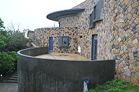 北竿大澳山戰爭公園主題館下方空間將提供做為賣場出租，馬管處歡迎有意願民眾洽談。（圖／文：陳鵬雄）