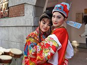 　由國立新竹生活美學館主辦、台灣生活美學協會承辦的「閩台戲牽馬祖情」歌仔戲展演，六月二十六日、二十七日晚間七時在南竿介壽堂分別演出「門聯」和「五月雪」，敬邀戲曲愛好者準時入席。（圖：國立新竹生活美學館汐止志工隊附屬七星生活美學傳統戲劇團提供）