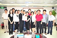 台北、馬祖兩地議長相見歡!議長陳貴忠率多位議員前往與馬祖淵源深厚的台北市議會拜訪議長吳碧珠,並致贈馬祖最夯的「媽祖娘娘紀念酒」,讓兩地交情更加深厚。(圖/文:曹重偉)