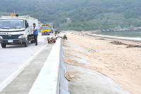 　北竿軍民全力投入各澳口海漂垃圾清除工作。（圖／文：陳鵬雄）