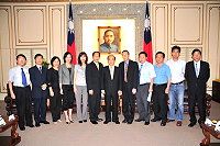 議長陳貴忠與議員一行會同立委曹爾忠拜會立法院長王金平,向王院長提出馬祖發展面臨的瓶頸及願景,並邀請他再來馬祖看看媽祖巨神像及神話之鳥。(圖/文:曹重偉)