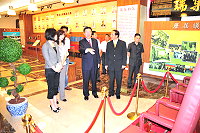 議長陳貴忠一行拜會基隆市議會,受到議長黃景泰、副議長曾水源的親切招待,黃景泰更親自擔任解說員帶大家參觀議場、會史館等處。(圖/文:曹重偉)