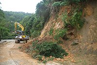 馬祖著名觀光景點鐵堡旁山壁二十四日晚間發生山崩,縣府工務局獲報後第一時間連繫廠商清除土石,並協請縣警局拉起警戒線,請遊客與旅行團暫時不要靠近。(圖/文:邱竟瑋)
