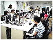 2010第六屆溫世仁全國英文單字大賽馬祖區複賽昨於中正國中小熱烈展開,有來自全縣各校代表近五十人,分為二組進行英文單字比賽。(圖/文:劉秋月)