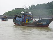 　莒光海巡隊再創佳績，昨日取締兩艘大陸大型鐵殼漁船並沒收漁具。（圖：莒光海巡隊提供）