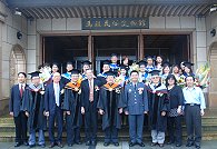　銘傳大學觀光研究所碩士在職專班連江班昨舉行98學年度畢業典禮，畢業生在各界祝福下，完成撥穗儀式並領取畢業證書。（圖／文：劉秋月）