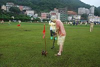 連江縣99年度木球賽昨天在福澳開打,參戰選手冒雨上陣,展現澆不熄的熱情。(圖/文:邱竟瑋)