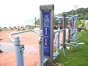 珠螺玄天上帝廟旁的海濱公園體健設施已經斑駁、生鏽,民眾提醒有關單位注意安全性。(圖/文:邱竟瑋)