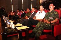 　馬防部指揮官羅中將、政戰主任黃將軍與台南市市長許添財於端節敬軍聯歡晚會共同欣賞精彩表演。羅指揮官也在晚會中受邀上台與弟兄們同樂。（圖/文：張熒奇）