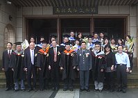 馬防部指揮官羅中將與銘傳大學觀光研究所畢業生於民俗文物館前合影留念。(圖/文:張熒奇)