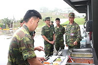 馬防部主任黃將軍視導馬戰營活動場地的過程中,仔細叮嚀幹部每一個小細節,以確保馬戰營活動的過程順利無誤。(圖/文:巫冠瑩)