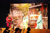 　介壽堂一連兩晚「閩台戲牽馬祖情」歌仔戲熱鬧演出，從唱到演、從樂曲彈奏到服裝佈景製作，都是一群社區媽媽及退休人士對於傳統戲曲熱愛與堅持的結果。（圖／文：劉秋月）