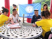 由輔英科技大學香海社健康照護組所組成的「大專暑期健康服務隊」進行南竿仁愛的家庭訪視,提供居家照護與灌輸正確的保健觀念,地區的衛生醫療服務也獲得這批訪客們的肯定。(圖/文:邱竟瑋)