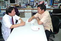 　縣長楊綏生特別前往台大醫院拜會許金川教授，感謝他對於馬祖肝癌防治的貢獻。（圖：連江縣政府提供）