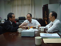 　立委曹爾忠向政院堅定表達新臺馬輪預算維持逐年編列案，圖為拜會行政院秘書長林中森。（圖：立委曹爾忠國會辦公室提供）