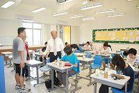 大學指定科目考試昨天登場, 副縣長林星寶也代表縣長前往馬祖高中為在休息時的地區考生加油打氣。(圖/文:邱竟瑋)
