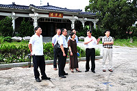 　因應南竿民眾公墓整體管理及落實公園化政策，縣府民政局特邀內政部專員王明坤及多位專家學者指導，並在局長劉金嬌、鄉長朱秀平陪同下前往現勘。（圖／文：曹重偉）