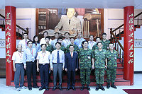 台南市政府日前組成勞軍團,探視來自台南市的服役弟兄,由指揮官劉將軍於迎賓館熱情迎接,團員們與台南子弟於迎賓館合影留念。(圖/文:高玉麟)