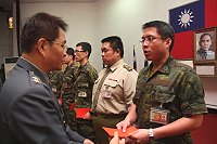 　針對顏少校及張上尉義行，馬防部指揮官羅中將特於六月份月會中，頒發兩千元禮券對其義行表示肯定與讚賞。（圖與文：巫冠瑩）