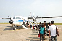 九十九年度全縣國小五年級學生「走出馬祖」教學活動,因靄氣的關係班機受阻。縣府與立委曹爾忠協調國防部派遣福克五十行政專機,將滯留南竿機場的其他旅客送往台北,提高小朋友候補機位的成功率,最後順利成行。(圖/文:邱竟瑋)