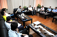 　藉著余騰芳、周陽山、李炳南三位監委來馬巡察機會，縣長楊綏生、議長陳貴忠鄭重建請正視馬祖土地問題及思考如何有效解決。（圖／文：曹重偉）
