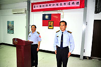 　馬祖海巡隊隊長走馬換將，原隊長曾明川調任花蓮，職缺由陳泗川（右）接任，昨天下午於隊中舉行佈達典禮，由海巡總局副局長李茂榮來馬主持。（圖／文：曹重偉） 
