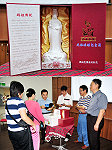 馬管處為慶祝新版的觀光護照推出的「蓋印好禮加碼送媽祖紀念酒活動」,昨天進行公開抽獎,特邀現場觀光客抽出十位幸運兒。(圖/文:曹重偉)