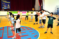 　「羽球運動成長營」活力登場，小學員們在教練劉正元指導下，很認真的從最基礎的握拍法、腳步等動作開始學起。（圖／文：曹重偉）
