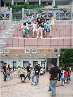 今年夏天馬祖的暑假很「科學」。來自台北科技大學的十四位學生，這個禮拜在介壽國中小舉行科學成長營，在行政院青年輔導委員會與校方的協助下，帶領小學生體驗做「水火箭」的樂趣。（圖／文：邱竟瑋）