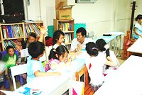 　馬祖芙蓉海畫會昨天晚上在英學補習班展開為期七天的「童詩童畫」營，用馬祖罕見的詩歌結合繪畫方式，帶領小朋友挖掘靈感的寶藏；昨天為童詩單元。（圖／文：邱竟瑋）