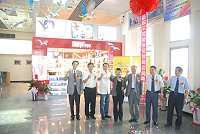 南竿機場離島免稅商店昨天舉行開幕活動,地方府會及來賓舉杯預祝這間店的業績能夠蒸蒸日上。(圖/文:邱竟瑋)