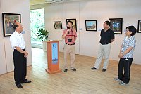 馬祖詩畫家林錦鴻個展「韶光、記事」昨天開幕,副縣長林星寶於開幕茶會中致詞。(圖/文:邱竟瑋)