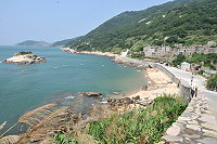 　芹壁澳夏日平靜無波，很適合發展為獨木舟據點。（圖／文：陳鵬雄）