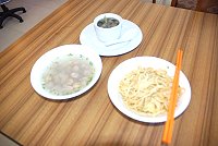 　位於馬港海天民宿二樓的一間福州小吃日前開幕，推出乾拌麵、扁肉與烏骨雞罐等菜色；來自福州的老闆娘說，都是福州與沙縣的特色菜。（圖／文：邱竟瑋）
