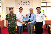 　李承山老師昨天拜訪縣議會，議長陳貴忠特別致贈象徵馬祖民主艱辛歷程的二十週年回顧紀念。（圖／文：曹重偉）