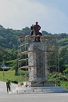 　東引精神堡壘銅像斑駁嚴重，國軍官兵展開除舊佈新。（圖／文：陳其敏）
