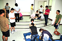 　學會CPR、救命不求人！衛生局舉辦「心肺復甦術暨自動體外電擊器研習課程」，學員在中華民國急救技能推廣協會多位專精教官指導下，學習最新版的民眾CPR與FBAO。（圖／文：曹重偉）