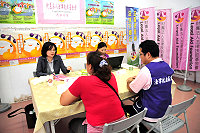 　法扶會馬祖分會「讓法律為每個人服務」律師下鄉活動溫馨登場，吸引滿檔的民眾前往申訴，以私人債務、買賣糾紛為主，都獲得副執行秘書陳采邑及律師們的親切服務及充分說明。（圖／文：曹重偉）