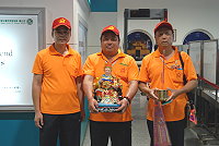 　2010金板境華光大帝嶺南謁祖進香賦歸，鄉長朱秀平特別與廟委會多人前往碼頭迎接神明返駕。（圖／文：劉秋月）