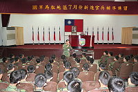 　馬防部副指揮官朱祖和將軍假梅石中正堂勉勵在場所有新進人員，保家衛國是種榮耀，應轉換心態以提早適應部隊生活。（圖／文：張熒奇）