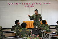 　副指揮官朱祖和將軍主持連長候選人講習班精神講話，勉勵準連長們應以仁為本，抱持著同理心，設身處地為每位弟兄們著想。（圖／文：張熒奇）