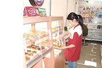 7-Eleven馬祖門市昨天推出現烤麵包,成為地區第四家擁有現烤麵包的同一連鎖門市,七月十九日至二十一日任選三個還有送指定麵包一個的優惠。(圖/文:邱竟瑋)