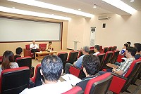 縣府暨所屬機關、學校新進人員座談昨天圓滿落幕,副縣長林星寶代表縣長楊綏生主持綜合座談,說明縣府的交通政策。(圖/文:邱竟瑋)