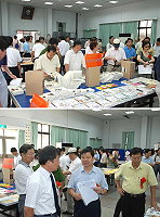 　由兩岸圖書出版業者攜手合作的「台澎金馬巡迴書展－第二屆馬祖書展」昨天上午在介壽國中小禮堂揭幕，縣府與地區立委前往致意，整個現場瀰漫在書香當中。（圖／文：邱竟瑋）