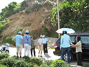 　縣長楊綏生率同工務、觀光局長巡視西莒地區豪雨造成坍方路段。（圖／文：陳樂團）