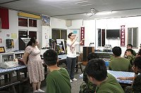 　志工媽媽吳宏真、林菁霞女士假營部連進行心理衛生巡迴宣教。（圖／文：張熒奇）
