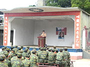 莒指部蕭少校以諸多軍紀案例向各位官士兵宣導軍法知識,以避免類案再度發生。(圖/文:廖全譽)