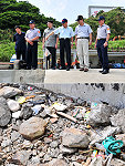 許多民眾反映福清步道入口(即水上救生大隊前廣場)有民眾前往聚集垂釣並留下許多垃圾;副縣長林星寶邀集相關單位前往現勘,指示務必要加強巡邏,發現現行犯就立即開罰。(圖/文:曹重偉)